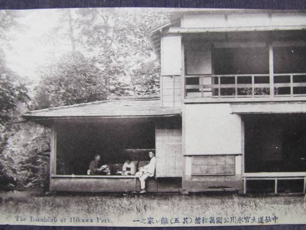 大宮公園の一角には、料亭旅館が点在、そのひとつ「萬松楼」に、正岡子規は帝大の試験勉強ため滞在してた。明治31年9月の事。同級生の夏目漱石に良い所だからと呼び寄せる。そこでは大きな座敷の奥でふんぞり返る子規。実は、金が底を尽き呼んだというのが本当らしい。
#子規 #漱石 #大宮