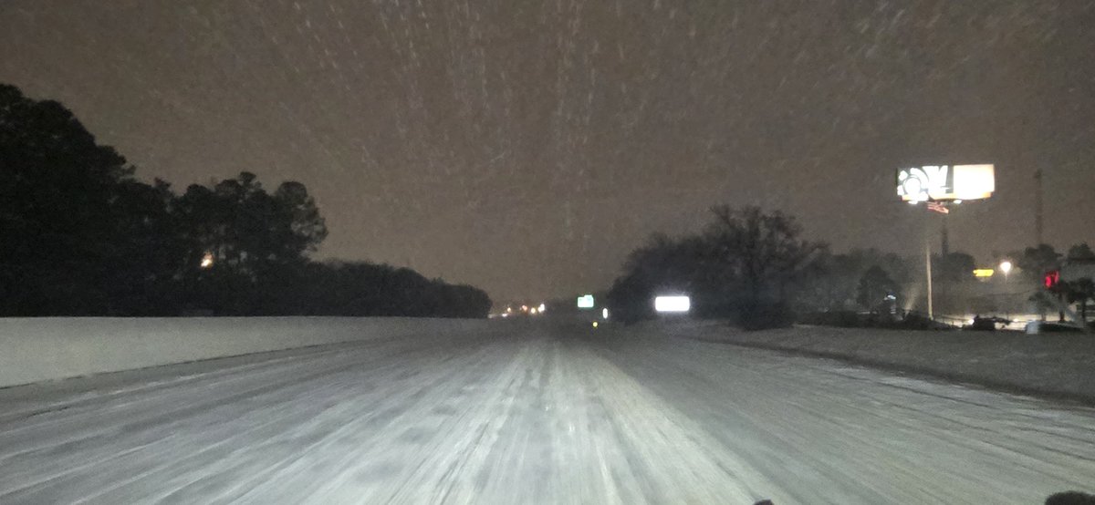 TBLwx803's tweet image. I-20 in Lexington currently. Snow still falling, roads completely ice and snow covered. @NWSColumbia #scwx #winterstorm #WinterStormGianna