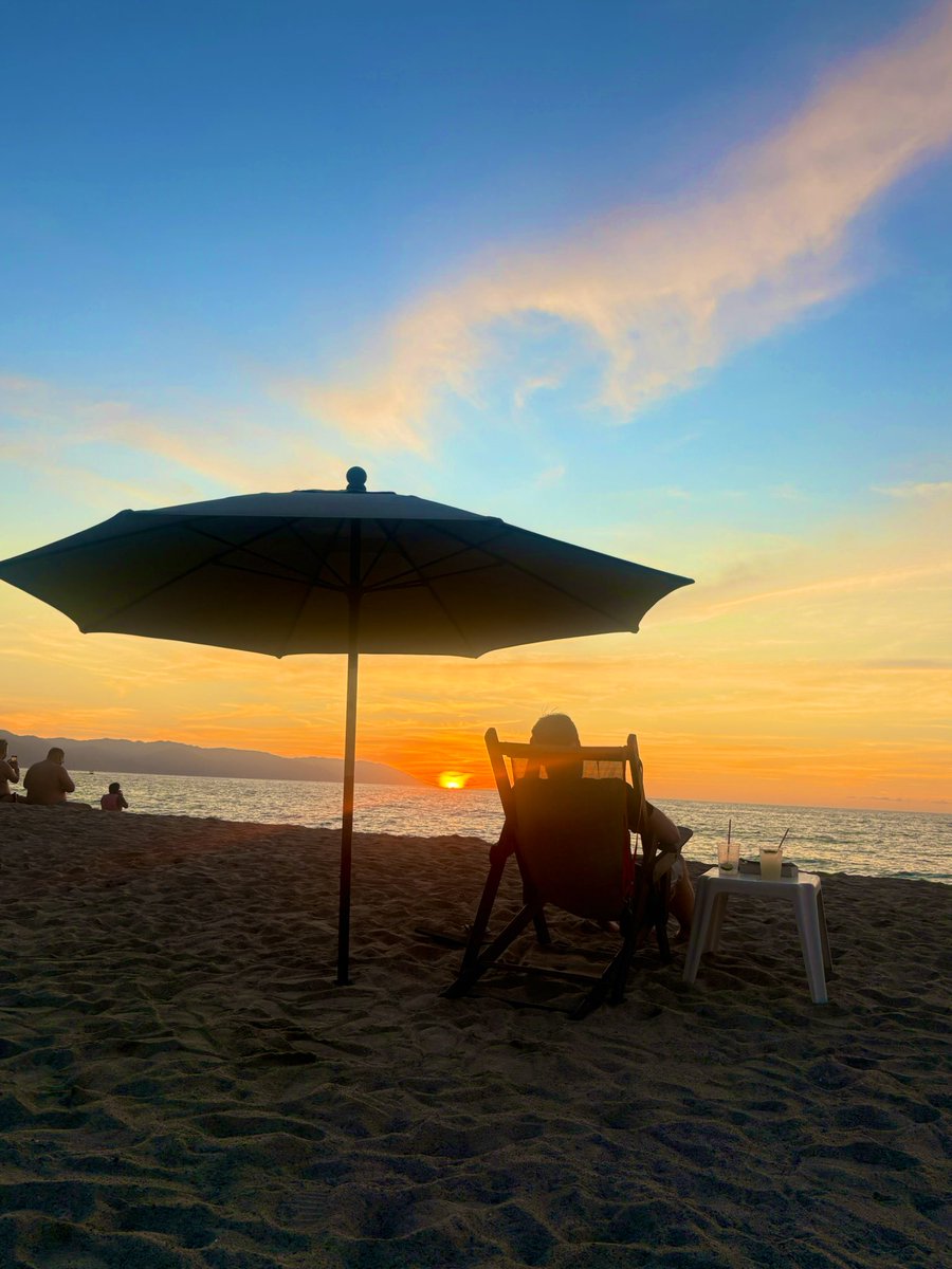 TobyLugo2099's tweet photo. Fin de osos sexosos y playa. #beefdip  #beefdipbearweek #PuertoVallarta #gayman https://t.co/vLDEyU6xsY
