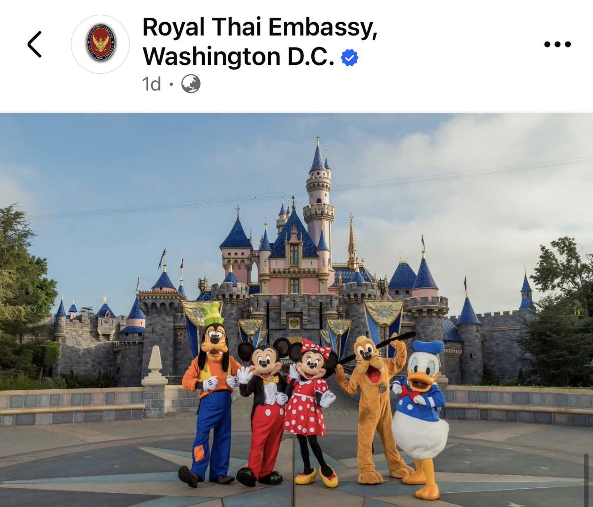 เพจสถานทูตไทยประจำกรุงวอชิงตันดี.ซี. ยืนยันข่าวดิสนีย์แลนด์ ไทยแลนด์

ไทยเตรียมเดินหน้าสู่การเป็นเจ้าภาพ "ดิสนีย์แลนด์" แห่งแรกในเอเชียตะวันออกเฉียงใต้
ประเทศไทยกำลังวางตำแหน่งตนเองเพื่อเป็นเจ้าภาพจัดตั้ง ดิสนีย์แลนด์ (Disneyland) แห่งแรกในภูมิภาคเอเชียตะวันออกเฉียงใต้