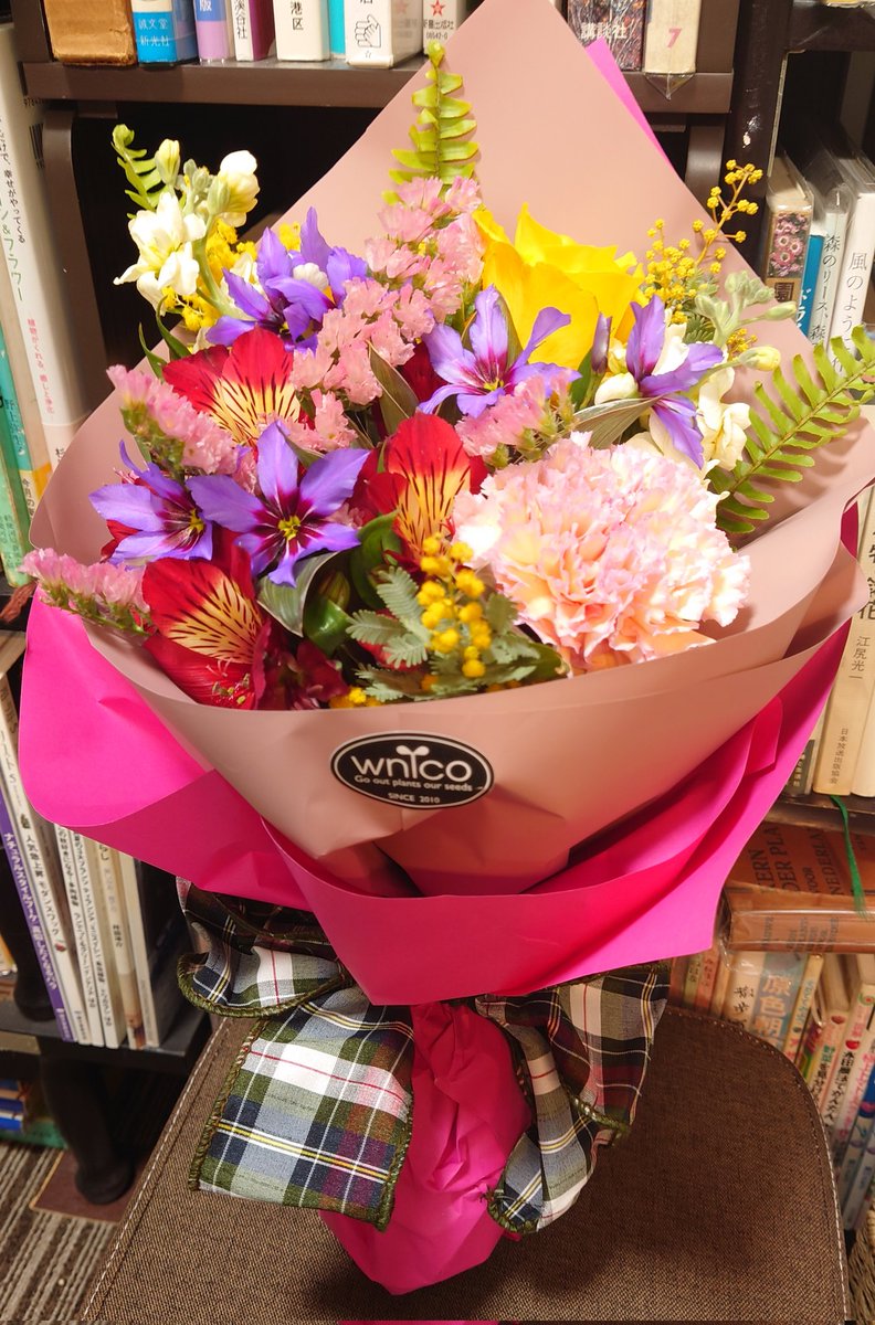 ご近所のお花屋さん <a href="/flowershopwnico/">wnico</a> さんで、ギフト用の花束を作って頂きました。リューココリーネやミモザも入って、すごいボリューム。チェックのリボンも素敵。いつもありがとうございますー。