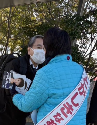naomi_tokashiki's tweet photo. 街頭活動の合間、地域の餅つきにも参加しました。激励に伺ったはずが、逆に皆さんの力強い想いに背中を押されました。休日は集会や地域行事が続きますが、ここにこそ政治の原点があります。この声、この温もりを、必ず国政に届ける。その覚悟で、最後まで全力で戦い抜きます。#大阪7区 #吹田市 #摂津市 #衆議院議員 #とかしきなおみ #渡嘉敷奈緒美 #自民党 #自民党大阪 #自民党大阪府連 #街頭演説 #衆議院選挙 #総選挙 #高市早苗 #高市総理 #日本列島を強く豊かに