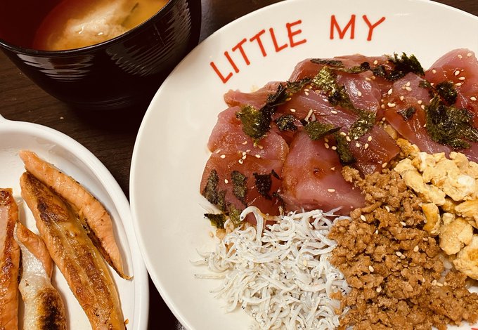 ハラス、マグロと色々丼(?)にお味噌汁で健康的っぽいお昼ごはんになった٩( 'ω' )و