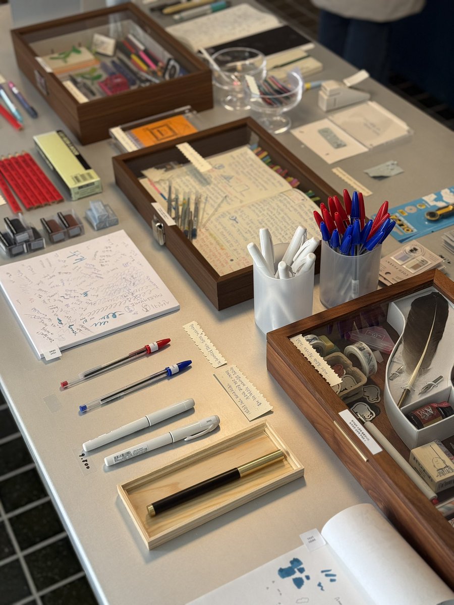 서촌 스물트론스텔레

썸무드 디자인의 쇼룸 프리오픈에 초대받아서 다녀왔어요! 감성적이고 분위기 넘치는 공간과 섬세하게 큐레이션 된 문구들을 감상하는 재미가 있었습니다➰✨ 서촌 문구투어에 가볼곳이 하나 늘어서 좋았어요!!