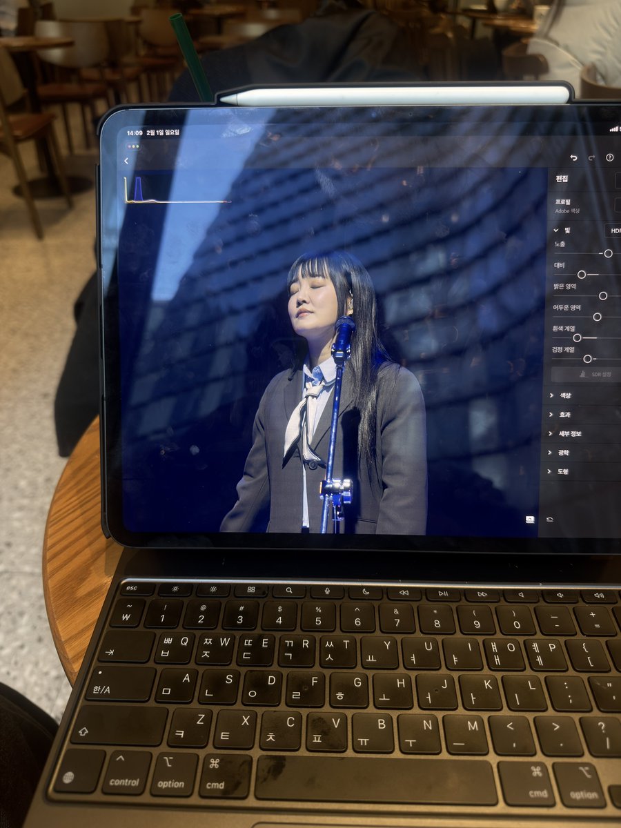 일단 콘 30분 전까지는 
스벅에서 이러고 있을 예정