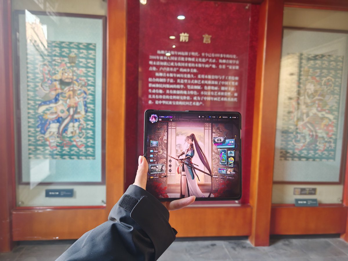 Xiu_ReikaIchiya's tweet image. 今日は以前無期迷途とのコラボで話題になった楊柳青古鎮に行ってきました！
しかも運が良くて、80歳を超える職人の方に出会い、私と胜ちゃんに版画の制作工程を説明してもらいました！
私たちも版画を少し押してみました！
次は書店で資料集のチェックポイントを探しに行く予定です！！！