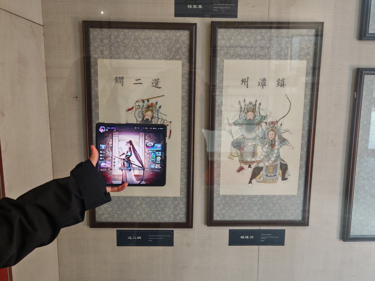 Xiu_ReikaIchiya's tweet image. 今日は以前無期迷途とのコラボで話題になった楊柳青古鎮に行ってきました！
しかも運が良くて、80歳を超える職人の方に出会い、私と胜ちゃんに版画の制作工程を説明してもらいました！
私たちも版画を少し押してみました！
次は書店で資料集のチェックポイントを探しに行く予定です！！！