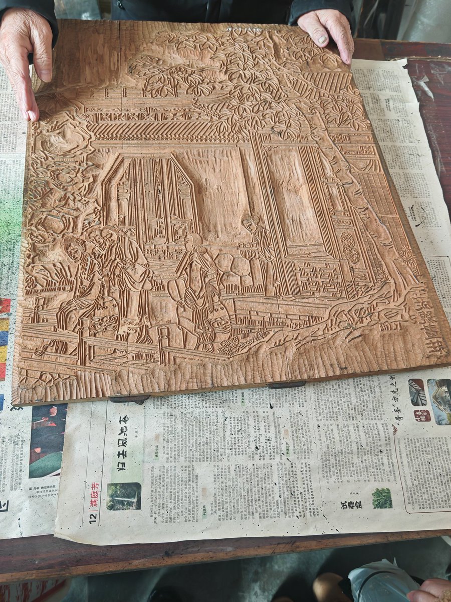 Xiu_ReikaIchiya's tweet image. 今日は以前無期迷途とのコラボで話題になった楊柳青古鎮に行ってきました！
しかも運が良くて、80歳を超える職人の方に出会い、私と胜ちゃんに版画の制作工程を説明してもらいました！
私たちも版画を少し押してみました！
次は書店で資料集のチェックポイントを探しに行く予定です！！！