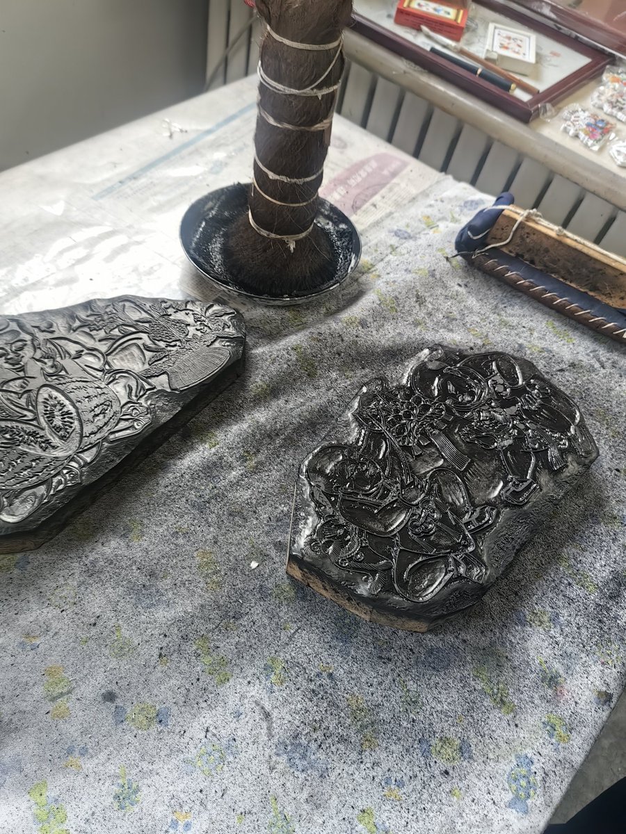 Xiu_ReikaIchiya's tweet image. 今日は以前無期迷途とのコラボで話題になった楊柳青古鎮に行ってきました！
しかも運が良くて、80歳を超える職人の方に出会い、私と胜ちゃんに版画の制作工程を説明してもらいました！
私たちも版画を少し押してみました！
次は書店で資料集のチェックポイントを探しに行く予定です！！！