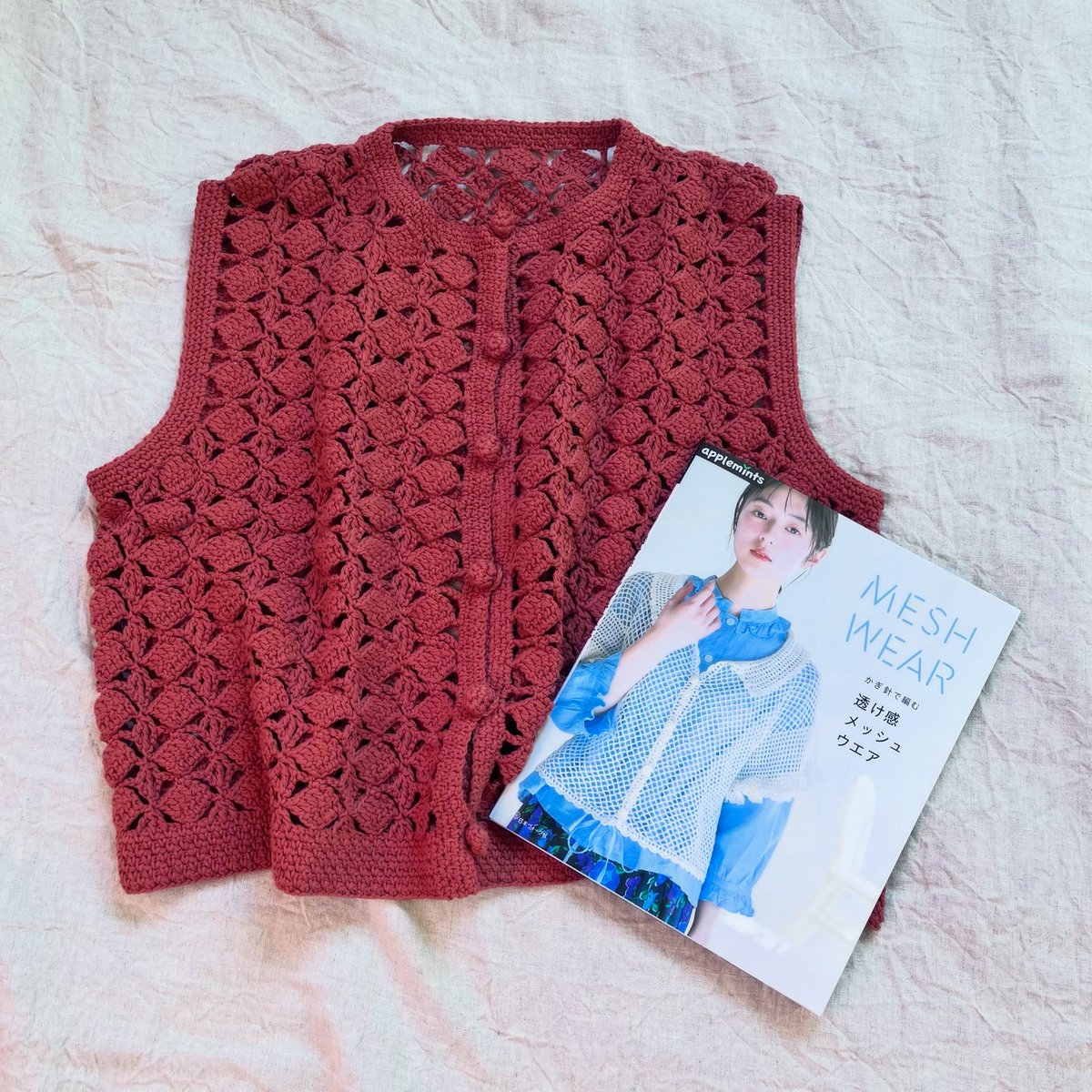 knit_c's tweet photo. かぎ針で編む透け感メッシュウエア (applemints)
https://t.co/5eR8HvEw0n
スクエアの前あきベストを作りました🧶
シンプルな模様とデザインで色々なアレンジが楽しめそう❣️ボタン部分も編んで作っているので、ぜひボタン作りも楽しんでくださいね👍 https://t.co/2qxw2Ex1Ip