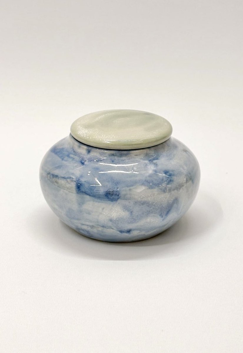 바다의 시대 -널 위한 유골함 

무사히 완성시켰어요. 바다의 시대 시리즈는 20살 너무나도 이른 나이에 바다에 가고싶다는 말 한마디 남기고 떠난 제 친구가 모티브가 되어서 만들어진 세계입니다.  나아가 세월호 참사도 기억해요. 인어가 되어 마음껏 유영하는 그들을 상상해요.