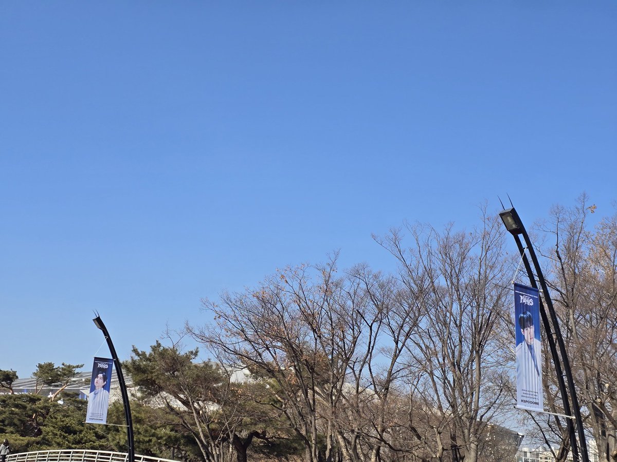 화장실 줄이 미쳤는데 지하철로 다녀오는게 더 빠르겠다 ㅋㅋ사쳌 전부터 참아서ㅋㅋㅋㅋ 커피숍 자리 잡는 것 부터 전쟁이다 옆에서 몬엑 콘서트야 시간대가 겹쳐서 어제부터 올공 어디든 혼잡