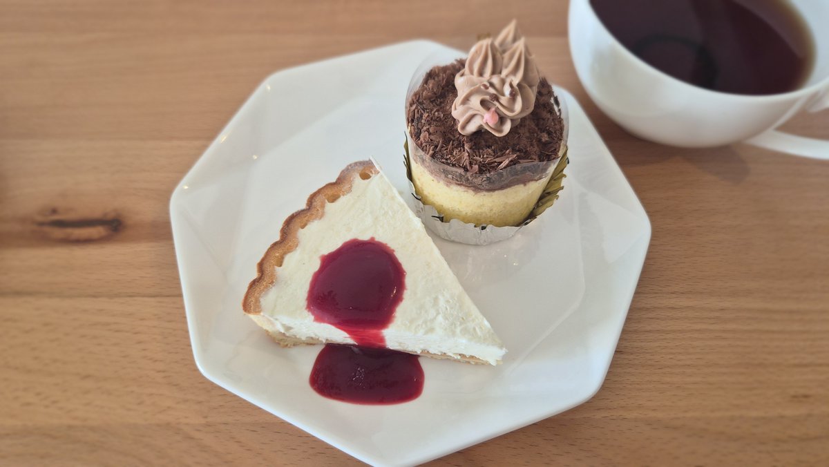 メリ屋洋菓子店のレアチーズケーキ（フロマージュブラン）🍰
作って持ってきてくれました。
美味しかったぁ〜
アフタヌ〜ん☕️

隣の丸いケーキは近所のケーキ屋さん。