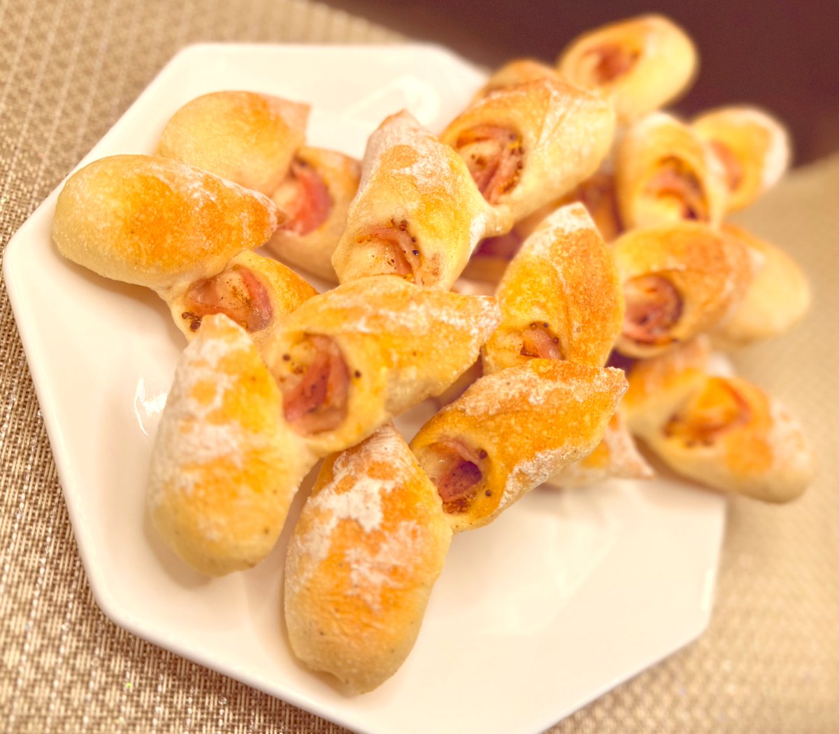 ご視聴ありがとうございました！
最っっ高においしい焼き立てベーコンエピできた〜✨
外パリ中もちっ、ベーコンの脂が溶けてうまみがしみているふかふかのところ...粒マスタードの爽やかな酸味とブラックペッパーのパンチがベストマッチ！幸せがここにある！
ベーコンエピ、おうちで作れるのかよ...