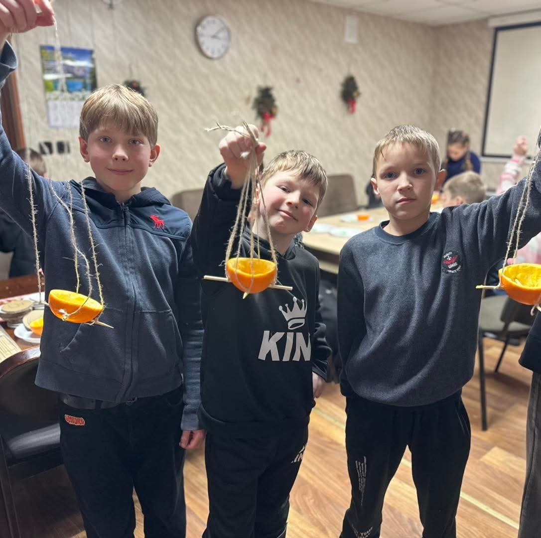 HFoundation2025's tweet photo. Domik Kamianske: Women explored Psalm 22 &amp; the Parable of the Sower in trauma care; kids made bird feeders, learned about the wise builder &amp; ended with pizza smiles! 
Heat out at first community kept going. Warmth restored.
Thank you, Heartstone Family! 💙💛 #HeartstoneFoundation https://t.co/g1kwzCB8XH