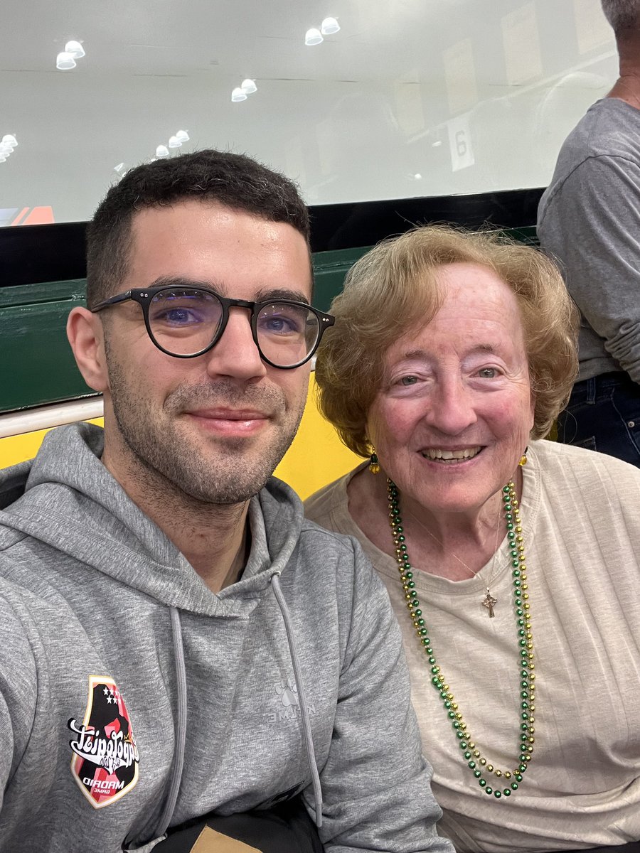 Paco_Virues's tweet image. Esta señora tan adorable se llama Maureen. Es una enfermera retirada que ha vivido toda su vida en San Francisco.

Ella no lo sabe, pero hoy me ha regalado una de las mejores experiencias de mi vida.

En hilo ⬇️⬇️