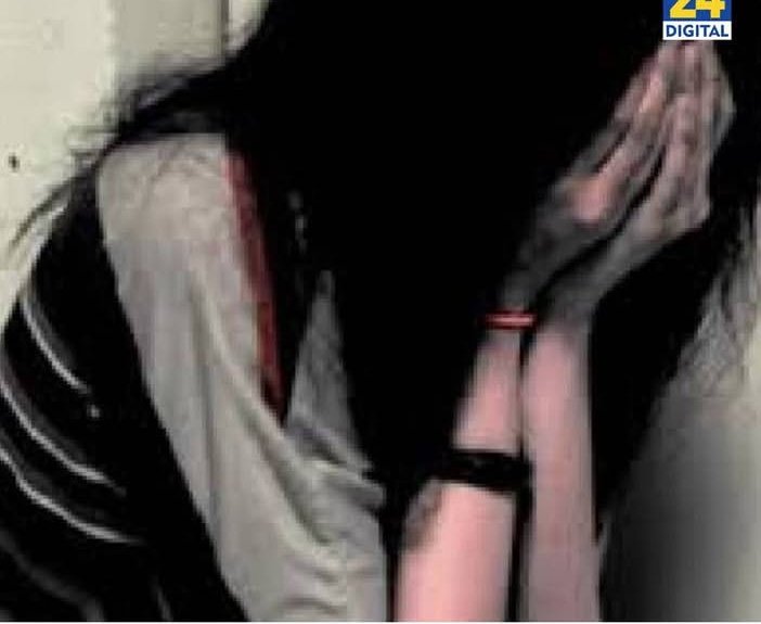Miss_Niyati's tweet photo. बॉयफ़्रेंड बना हैवान....

खबर मेरठ की है जहां पर लड़की के प्यार की कीमत उसके शरीर को नोच कर ली गई

लड़का अपनी gf को घर बुलाता है और अपने दो दोस्तों के साथ गैंगरेप करते है लड़की की उम्र मात्र 14 वर्ष थी जिसकी वजह से उसकी मौत हो जाती है

मुख्य आरोपी गिरफ्तार हुआ ओर दो की तलाश जारी है