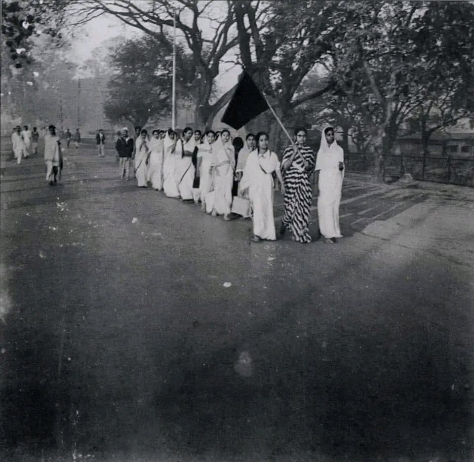 SaifulIslamTit2's tweet image. ভাষার মাস ফেব্রুয়ারি।
সকল ভাষা শহীদের প্রতি জানাই আমাদের গভীর শ্রদ্ধাঞ্জলি।

একুশের চেতনায় গর্জে ওঠো আবারও।
জয় বাংলা, জয় বঙ্গবন্ধু
সে সময় কিরণ উদ্ভাসিত হবার মুহূর্তে খালি পায়ে সবাই শহীদ মিনার পানে যেতেন।

#২১ফেব্রুয়ারি১৯৫২  #LanguageMovement #২১ফেব্রুয়ারি১৯৫৩ #প্রভাতফেরী