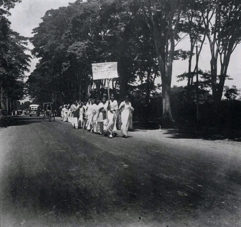 SaifulIslamTit2's tweet image. ভাষার মাস ফেব্রুয়ারি।
সকল ভাষা শহীদের প্রতি জানাই আমাদের গভীর শ্রদ্ধাঞ্জলি।

একুশের চেতনায় গর্জে ওঠো আবারও।
জয় বাংলা, জয় বঙ্গবন্ধু
সে সময় কিরণ উদ্ভাসিত হবার মুহূর্তে খালি পায়ে সবাই শহীদ মিনার পানে যেতেন।

#২১ফেব্রুয়ারি১৯৫২  #LanguageMovement #২১ফেব্রুয়ারি১৯৫৩ #প্রভাতফেরী