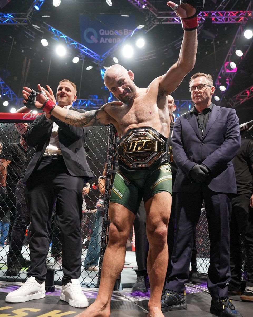 All smiles from down under 😊 🇦🇺 #UFC325

SIXTH title defence for @AlexVolkanovski 🏆