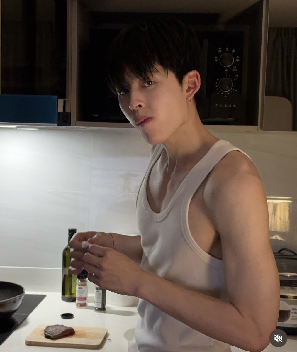 sfkkfs_'s tweet image. ปอนด์เอ้ยยย แกเลิกทำตัวเป็นวัสดุแฟนหนุ่มหน่อยได้ไหม เป็นวัย 25 ที่หล่อจนกลั้นหายใจ 😭🫴🏻🫶🏻