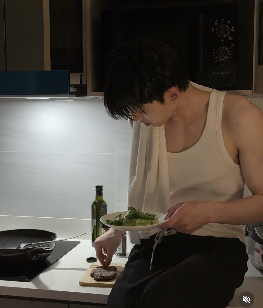 sfkkfs_'s tweet image. ปอนด์เอ้ยยย แกเลิกทำตัวเป็นวัสดุแฟนหนุ่มหน่อยได้ไหม เป็นวัย 25 ที่หล่อจนกลั้นหายใจ 😭🫴🏻🫶🏻