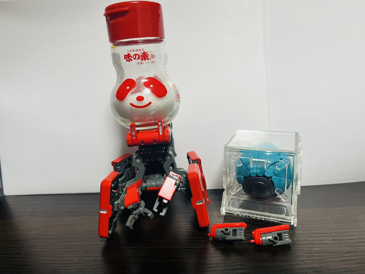 wanconoshippo's tweet photo. @SHADOW48383076 この四角いカニは52TOYSのMEGA BOXシリーズ「MB-16 TUKURU」です！
金属製で保持力も高いので、フィギュアを座らせたり支えたりも出来ますよ！ https://t.co/2gDQBXqwK5