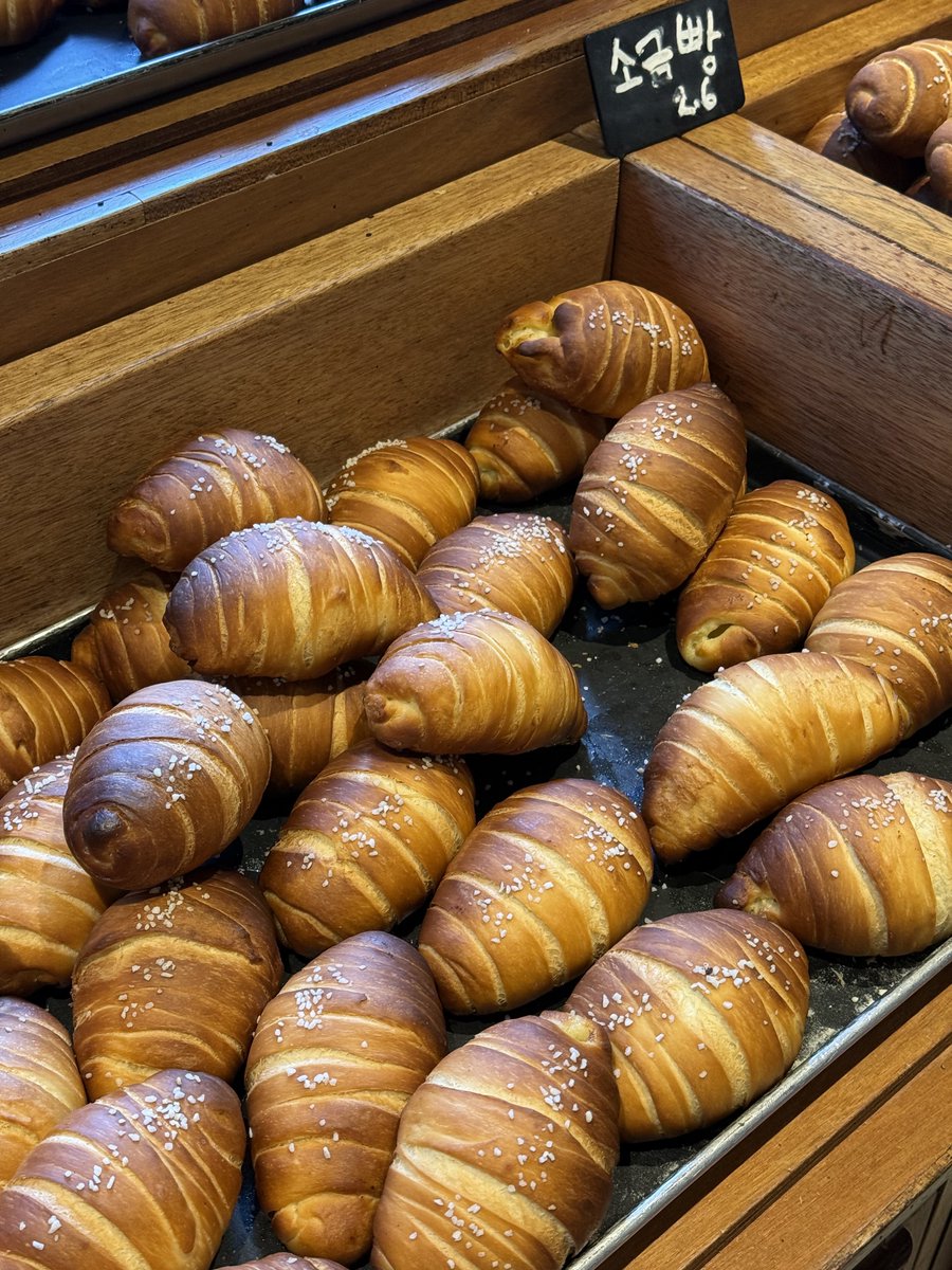 데이식스가 또 대구올지 “몰랐어”
줏대있게 먹어보고 추천하는 대구 식당 카페 타래

📍동성로 소베

메론빵 집 없어도 빵은 사먹으면 그만이야
쫀득빵이랑 소금빵 짱 유명함 근데 웨이팅 해야댐🥹

브라우니쫀득빵 명란소금빵 두바이소금빵(열두시반에 나와서 늦게가면 없음 ㅠㅠ) 완전 강추🫰🏻