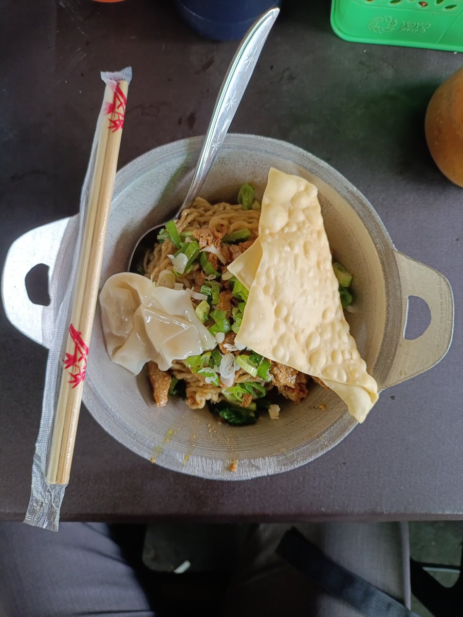 wnisekai's tweet photo. ke stasiun Gondangdia lagi demi nyobain rekomendasi warga; mie ayam Bu Sri 🍜

lucu bgt plating nya pake wajan wkwke 😭 ni beli yg mie yamin ya, mie nya tipe mie karet gituw. dapet siomay &amp; pangsit goreng 🥟 https://t.co/9MedCI9kCT