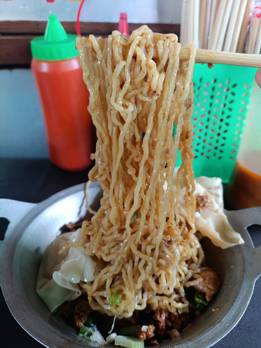 wnisekai's tweet photo. ke stasiun Gondangdia lagi demi nyobain rekomendasi warga; mie ayam Bu Sri 🍜

lucu bgt plating nya pake wajan wkwke 😭 ni beli yg mie yamin ya, mie nya tipe mie karet gituw. dapet siomay &amp; pangsit goreng 🥟 https://t.co/9MedCI9kCT
