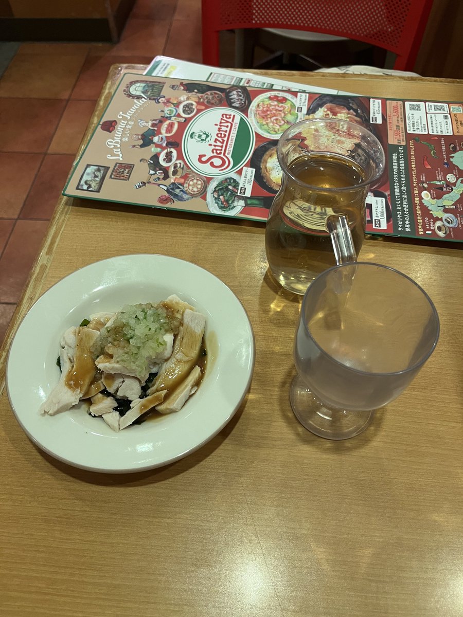 サイゼで体力回復中

ちなみに変ゼミ8巻『死因』回のこのコマの地紋は茶箱のロゴだったりする 