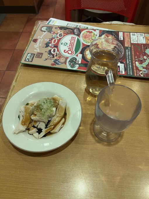 サイゼで体力回復中

ちなみに変ゼミ8巻『死因』回のこのコマの地紋は茶箱のロゴだったりする 