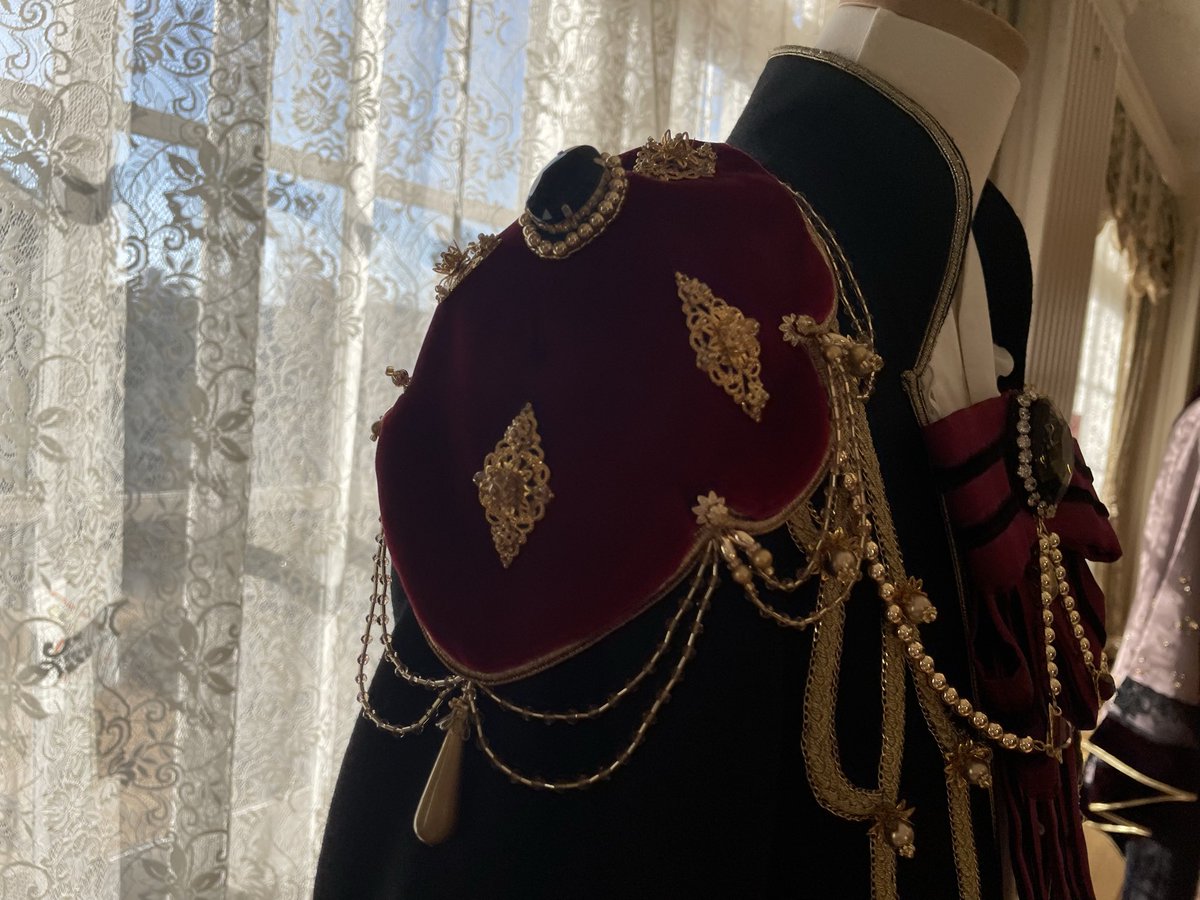 아진짜 의상전 쓰리디로는 알수 없는 미친 섬세함의 디테일 << 이거 너무너무 잘느껴져서 좋았음 사실 일러스트로는 이츠키슈가 섬세한 의상을 만들고있다 이거 이해 안됐는데
실물보니까 이러니까 예산이 없지 << 이 생각만 듬 
유닛복이 실제로보니까 너무섬세하고고급스러워서 놀람