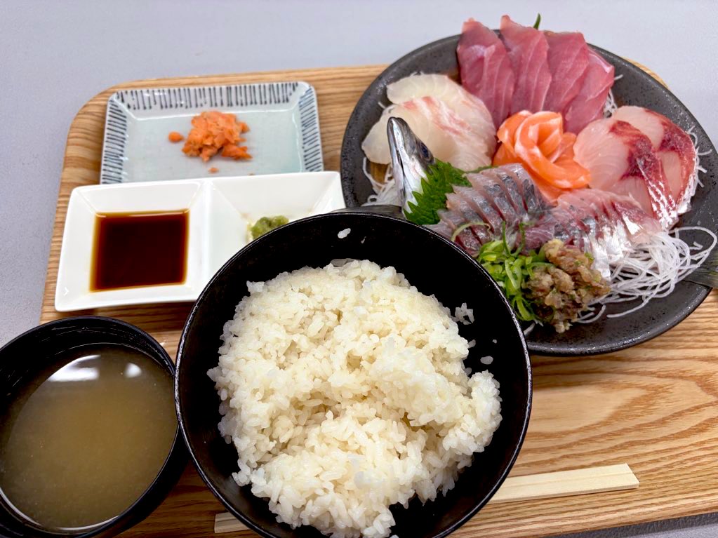 it921112's tweet photo. 今日は天竜区山東にある『魚屋とし』さんでお刺身定食を食べてきました🍚
開店前から長蛇の列😳
開店前から並んでいましたが、1時間ほど待ってようやく食べることができました！
お刺身が分厚くボリューミーで美味しい🐟
おかわり自由のあら汁も身が多いです！
残り28日で閉店してしまうのでお早めに🚗 https://t.co/N2SIsUkBFr