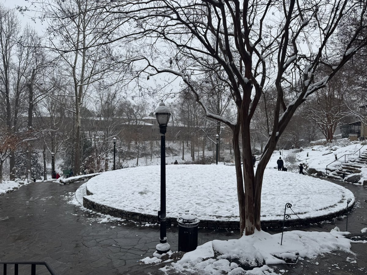 suede248's tweet photo. 6 “ snow and 12 degrees (Wind Chill 5 Degrees.) in Greenville SC. The Global warming hoax has never more exposed. https://t.co/vZGrjZviVF