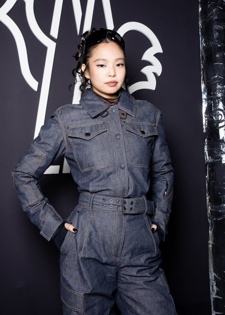 jennie at moncler show