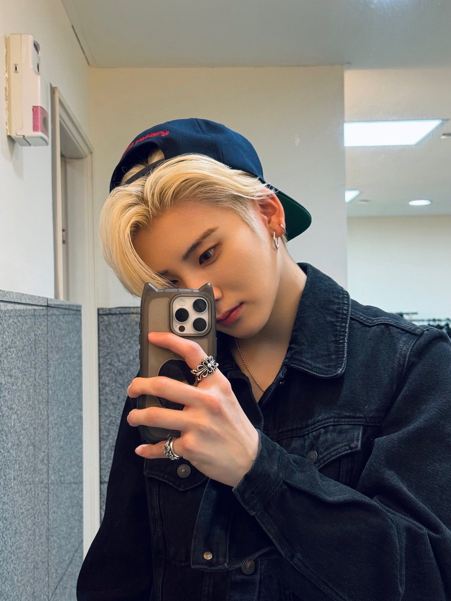 yumapics's tweet photo. our first selca of blond yuma yesss https://t.co/p2Rvq2tU0E