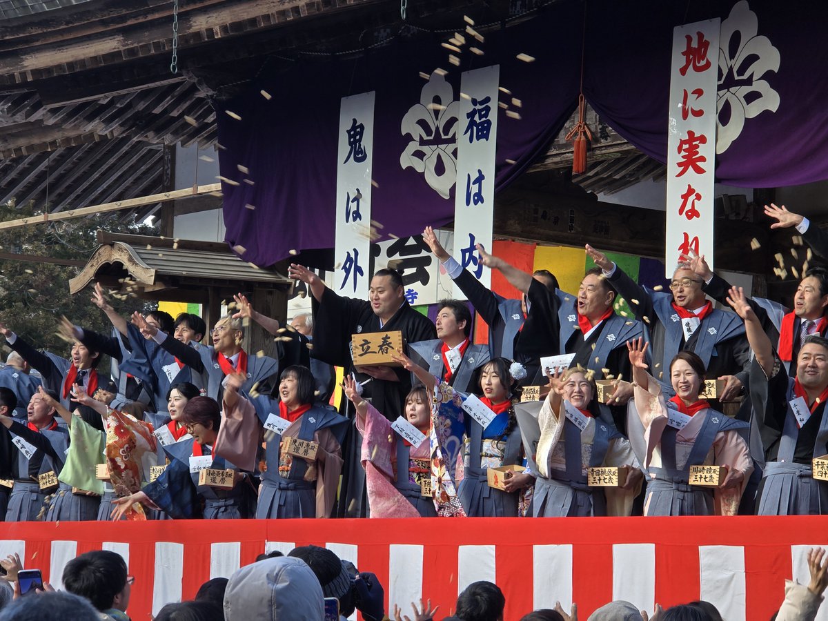 Chusonji_Temple's tweet photo. 恒例の中尊寺大節分会👹
本年は八角部屋北の若大輔関をお迎えして
歳男・歳女の皆さま👧町内園児👦のみなさんと
豆を撒いていただきました
北の若関は（奥州藤原氏とご縁がある）山形県酒田市のご出身。今後のご活躍を祈祷🙏🔥いたしました！
＃中尊寺 ＃北の若 https://t.co/FB3PhBSjCK