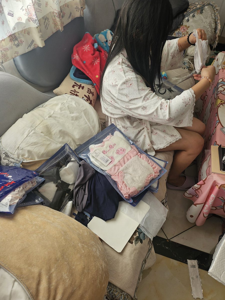 mg6685's tweet photo. 小老婆开始拆情趣了，等下就要挨个试穿我喜欢的情趣了。 https://t.co/n8VUmD3Kku