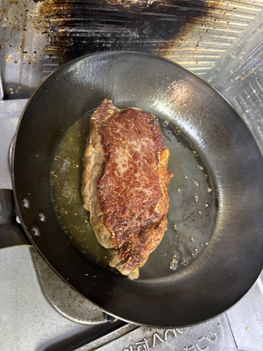 lollolrolling's tweet photo. 肉焼いて、ピクルス作った‼️😸
解凍下手でレンジで焼けちゃったけど、ご愛嬌😅✋💦💦
ちなみに肉は後750gある‼️😤😅😅 https://t.co/ZCcfWiwUnb