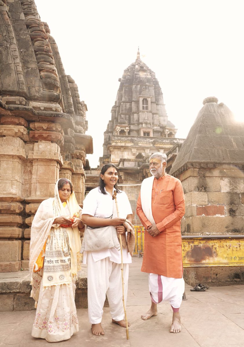 prahladspatel's tweet photo. रात्रि विश्राम श्री गजानन महाराज भक्त निवास में करने के बाद प्रातः दर्शन कर,श्री ममलेश्वर महादेव का अभिषेक प्रिय बेटी प्रतिज्ञा के साथ किया । https://t.co/mOEuAjoLg0