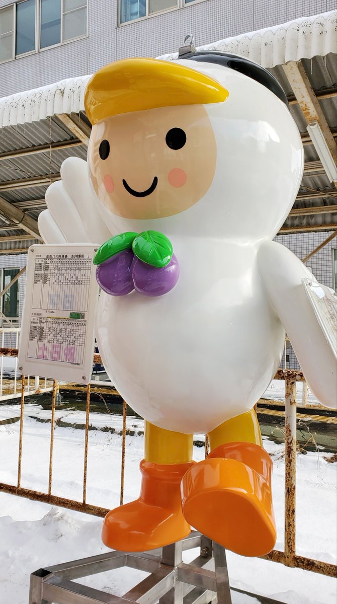 皆さん気がついていましたか？道南バスさんの２番乗り場のバス停がなんと‼とまチョップになっています❤
とても再現度が高くて本当に可愛いです🥰
新たなフォトスポット確定ですね✨　＃とまチョップ型バス停時刻表　＃バス2番乗り場