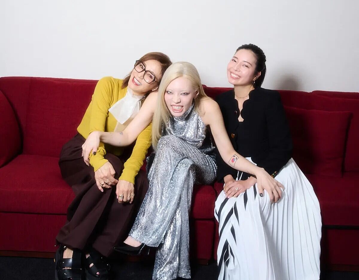 NumeroTOKYO's tweet image. ＜ちゃんみな×片山有紗×田中杏子鼎談＞
強さやクリエイティビティ、美しさの秘密とは？
仕事に育児に頑張る女性のセルフケアについて語り合う。
#ちゃんみな #forher #pr
@chanmina1014 @chanmina_staff 

numero.jp/20260129-welln…