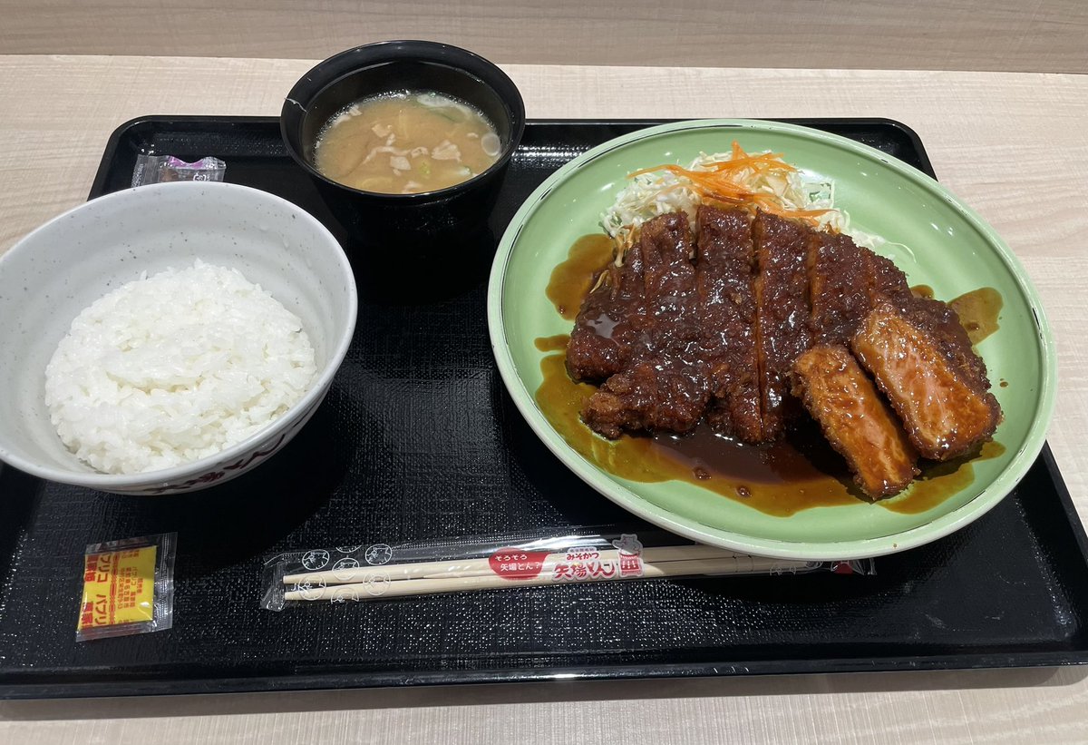 gadget_bugs's tweet photo. で、折角岡崎SA来たのでかなり遅いランチです。
ここはやっぱり矢場とんですね。
SA限定のロースとヒレの定食食べました
うん、満足満足
お土産に赤福でも買って帰ろっかな https://t.co/nra5JSZVyI