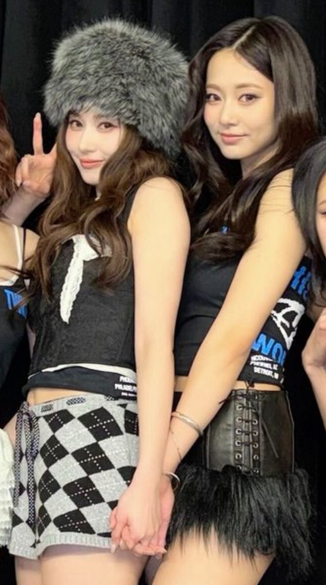 flywithtzuyu's tweet photo. OMG THE POWER THESE TWO HAVE IS INSANE😳😭💜💙
#TWICE #TZUYU #SANA https://t.co/Odqd152y9W