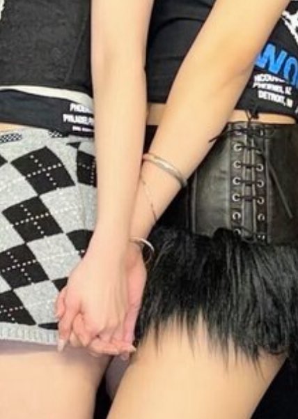 flywithtzuyu's tweet photo. OMG THE POWER THESE TWO HAVE IS INSANE😳😭💜💙
#TWICE #TZUYU #SANA https://t.co/Odqd152y9W