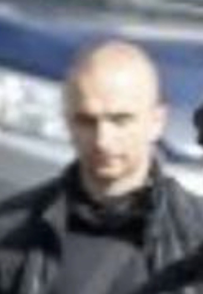 HAPŠENJE I SMENA

U ČETVRTAK 29.01 u 6 h POLICIJA JE ULETELA U KUĆU RADETA SPASOJEVIĆA I STAVILA JE ZBUNJENOM RADETU I SINU LISICE RADI MARIHUANE

RADE JE A I ŽENA ZBUNJENO GOVORIO “LJUDI ŠTA VAM JE ?! MI NISMO KRIMINALCI DRŽAVNO JE !
ZOVITE BATU !!!

POLICAJAC JE OTIŠAO I POZVAO