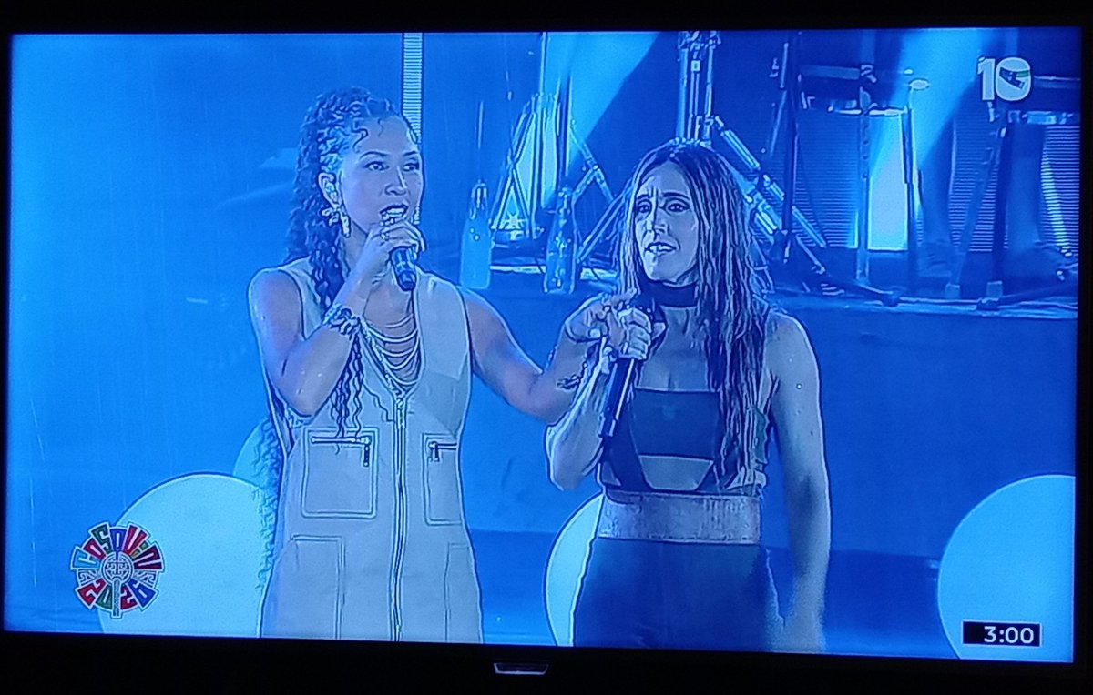 FaChaniar's tweet photo. Y sigue el fenómeno de #LaSoleEnCosquin! Ahora con @LaDelioValdez Chapeau🙌🏻 Y la lluvia no da tregua, y la gente atornillada en la plaza #Soledad30Años #CasaSole @sole_pastorutti @canal10cba https://t.co/3TJUKZyCXE