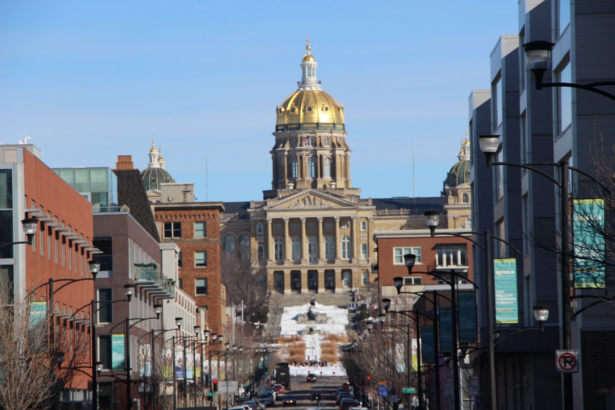 paulinepark's tweet image. I passed by #Iowa's state capitol in #DesMoines six years ago today; I took in a musical with a friend, which was a nice treat after canvassing for #BernieSanders for seven days in freezing weather (2.1.20) #BernieJourney
paulinepark.com/2020/03/06/ber…