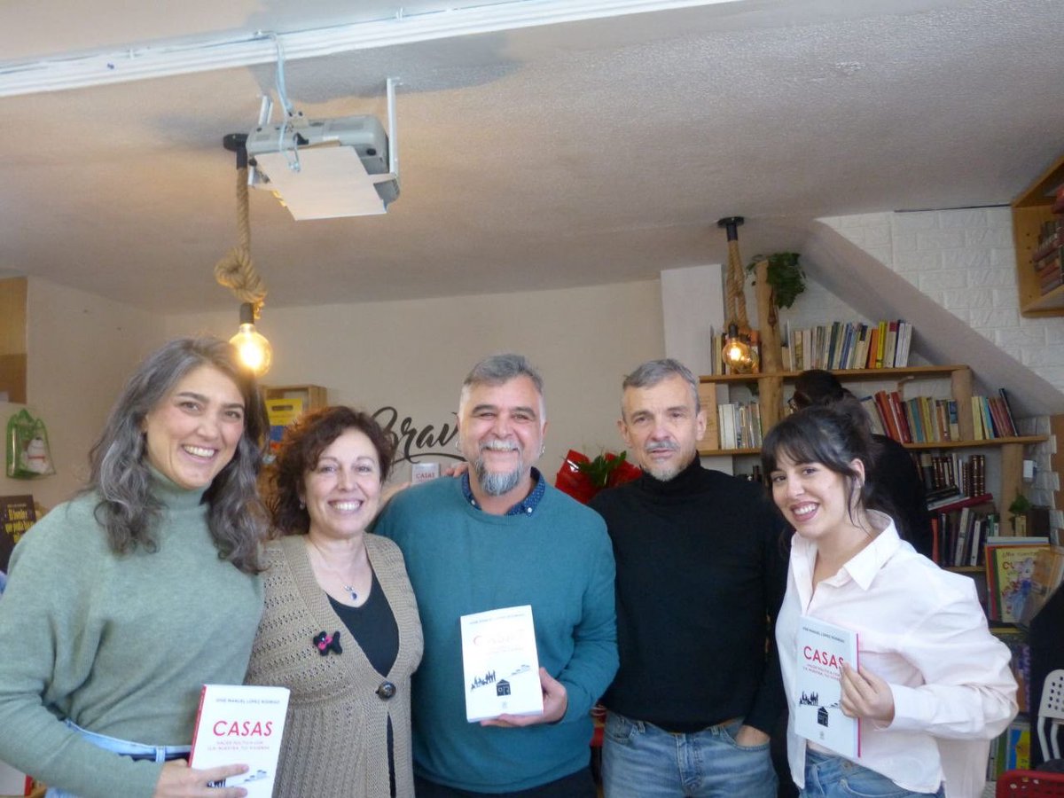 La presentación  de CASAS <a href="/AkalEditor/">EDICIONES AKAL</a> en Fuenlabrada fue una conversación sobre el problema de la vivienda de las que generan esperanza. <a href="/manuelabergerot/">Manuela Bergerot</a> <a href="/gabrielortega_/">Gabriel Ortega Sanz 🌾🍇</a>